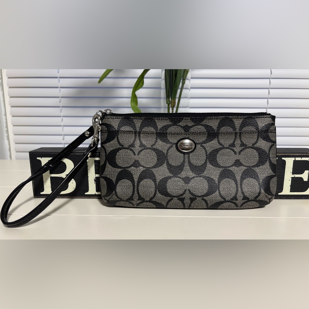 Coach wristlet-Like New